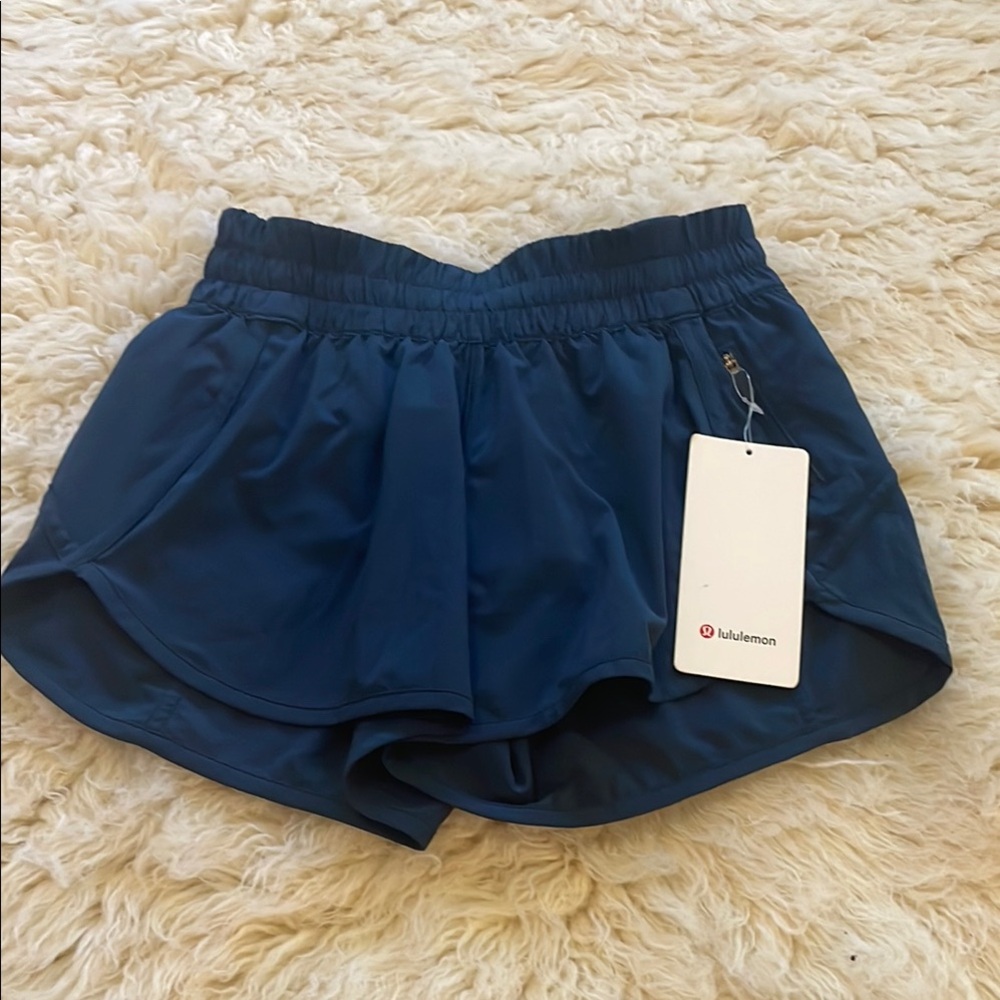 Lululemon tracker short, size 6, 4” inseam, NWT